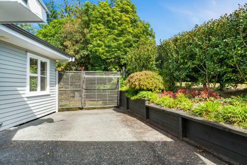 Stroll To The Lake - Acacia Bay Holiday Home