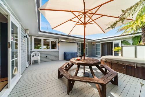 Stroll To The Lake - Acacia Bay Holiday Home