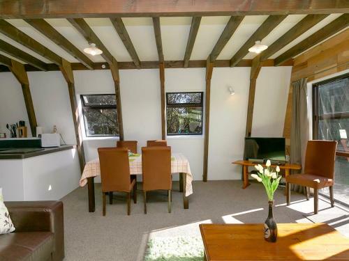 Secluded Cabin, Five-minute Walk To Town Or The Lake