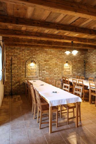 Hostal Szarvas Apartman - Jakuzzis Vend�gh�z M�ny