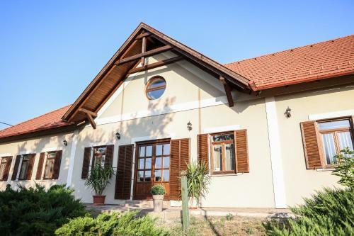 Hostal Szarvas Apartman - Jakuzzis Vend�gh�z M�ny