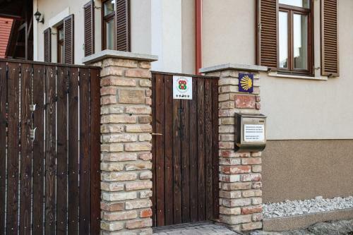 Hostal Szarvas Apartman - Jakuzzis Vend�gh�z M�ny