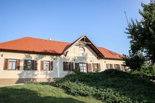 Hostal Szarvas Apartman - Jakuzzis Vend�gh�z M�ny