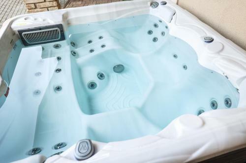 Hostal Szarvas Apartman - Jakuzzis Vend�gh�z M�ny
