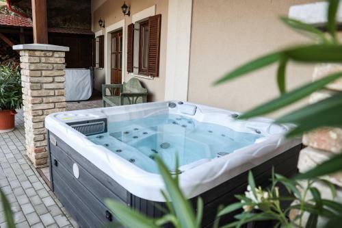 Hostal Szarvas Apartman - Jakuzzis Vend�gh�z M�ny