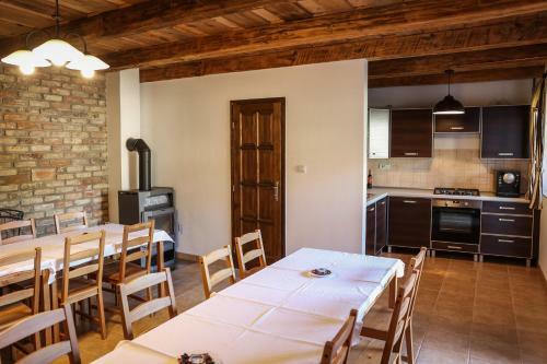 Hostal Szarvas Apartman - Jakuzzis Vend�gh�z M�ny
