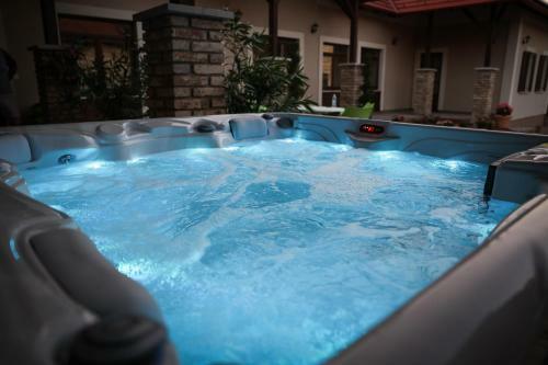 Hostal Szarvas Apartman - Jakuzzis Vend�gh�z M�ny
