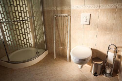 Hostal Szarvas Apartman - Jakuzzis Vend�gh�z M�ny