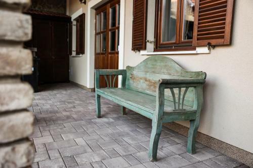 Hostal Szarvas Apartman - Jakuzzis Vend�gh�z M�ny