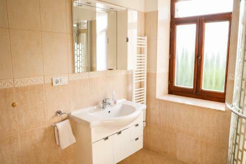 Hostal Szarvas Apartman - Jakuzzis Vend�gh�z M�ny