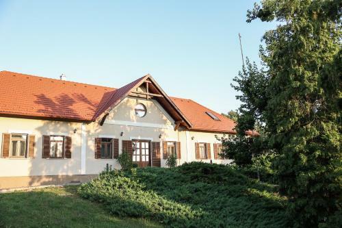 Hostal Szarvas Apartman - Jakuzzis Vend�gh�z M�ny
