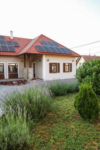 Hostal Szarvas Apartman - Jakuzzis Vend�gh�z M�ny