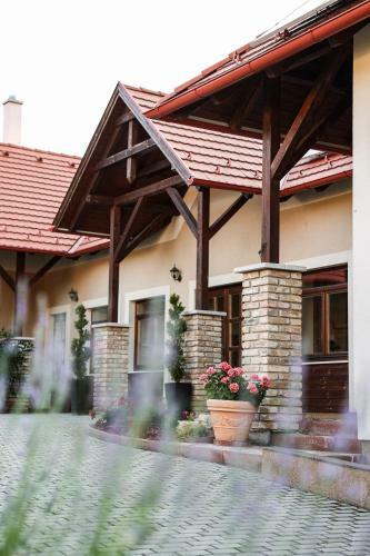 Hostal Szarvas Apartman - Jakuzzis Vend�gh�z M�ny