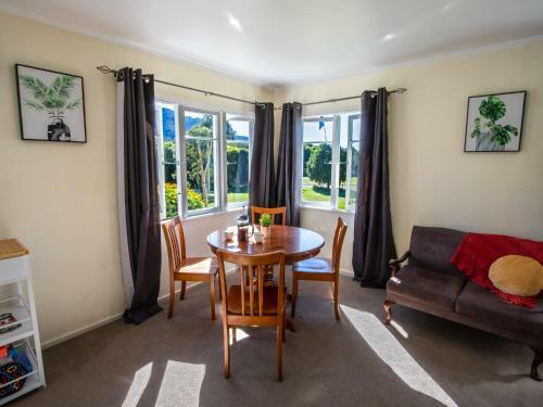Kauri Cottage - Marahau Holiday Home