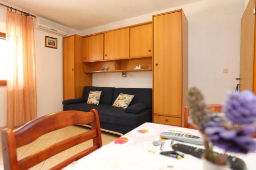 Apartments With A Parking Space Makarska - 16450
