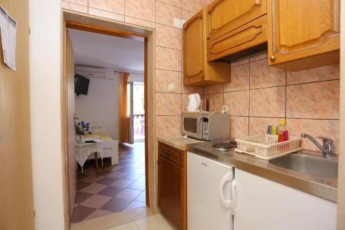 Apartments With A Parking Space Makarska - 16450