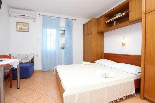 Apartments With A Parking Space Makarska - 16450