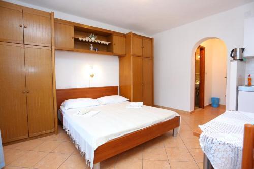 Apartments With A Parking Space Makarska - 16450