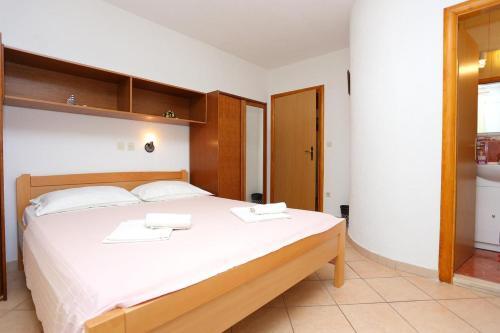 Apartments With A Parking Space Makarska - 16450