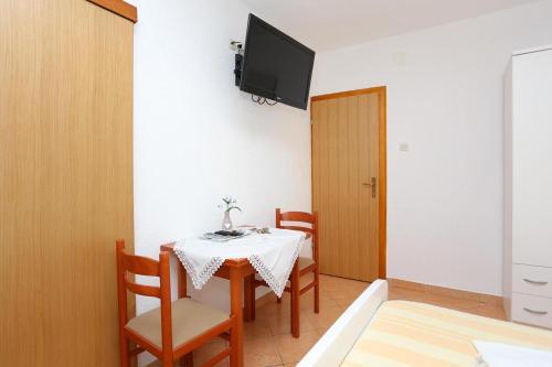 Apartments With A Parking Space Makarska - 16450