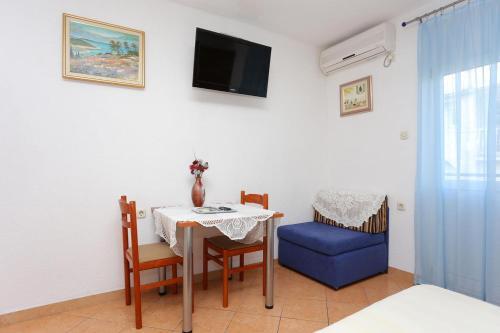 Apartments With A Parking Space Makarska - 16450