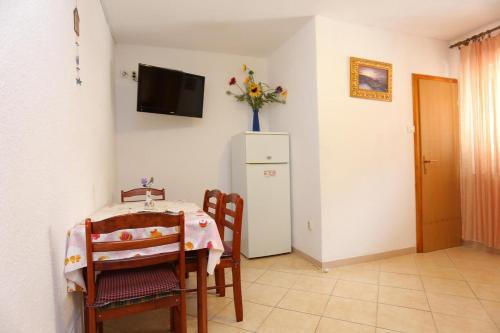 Apartments With A Parking Space Makarska - 16450