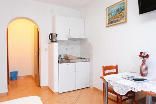 Apartments With A Parking Space Makarska - 16450