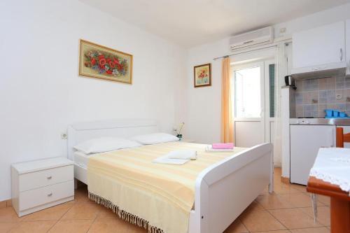 Apartments With A Parking Space Makarska - 16450