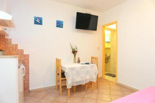 Apartments With A Parking Space Makarska - 16450
