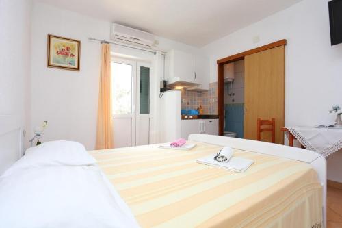 Apartments With A Parking Space Makarska - 16450