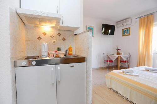 Apartments With A Parking Space Makarska - 16450