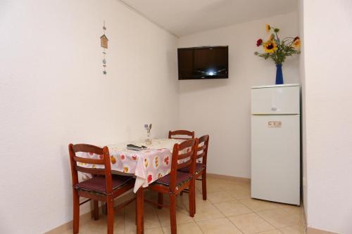 Apartments With A Parking Space Makarska - 16450