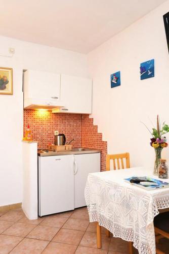Apartments With A Parking Space Makarska - 16450