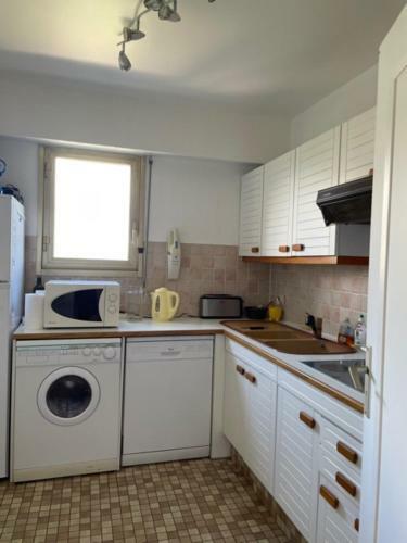 Nice Apartment With Sea View And Swimming Pool