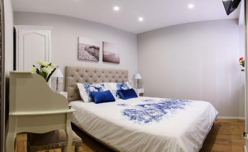 Hostal Lora Center Room