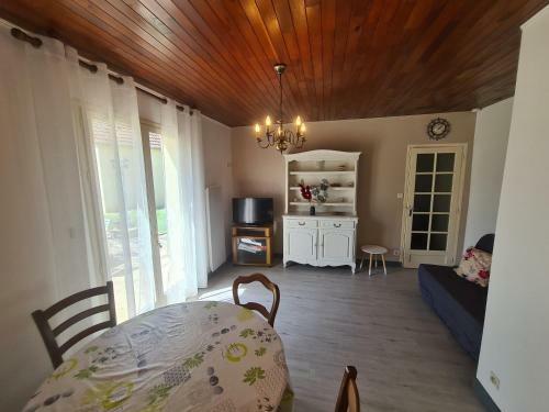 Villa Maison Baraize, 3 Pi�ces, 6 Personnes - Fr-1-591-319