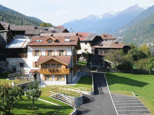 Authentic Apartment In Commezzadura With Garden