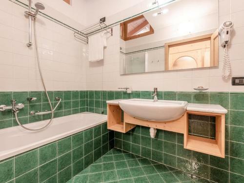 Charming Apartment In Commezzadura With Garden