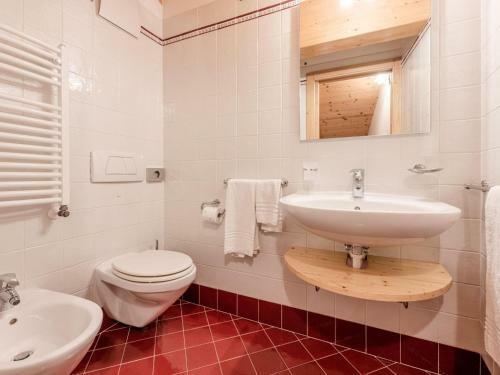Charming Apartment In Commezzadura With Garden