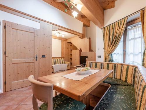 Charming Apartment In Commezzadura With Garden