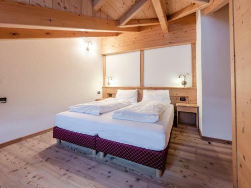 Charming Apartment In Commezzadura With Garden