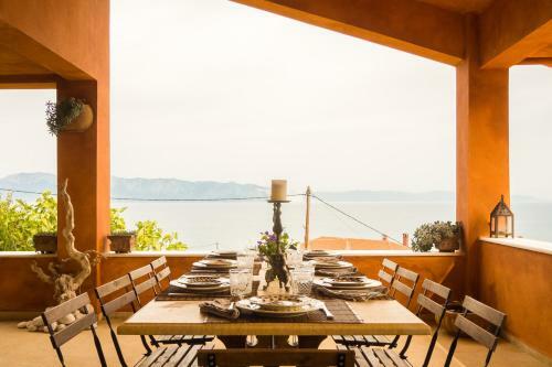 Luxury Hilltop Villa 200m From The Beach