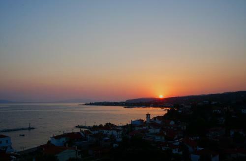Luxury Hilltop Villa 200m From The Beach