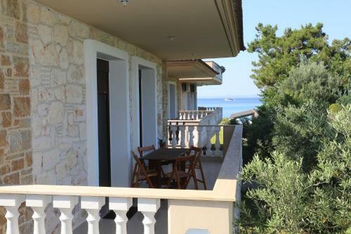 Villa Argo 3 - Beachfront, Big Gardens, Location!