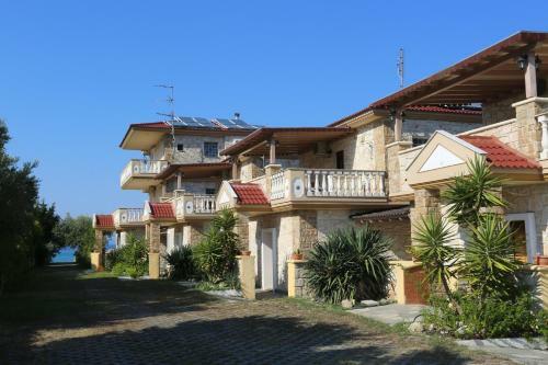 Villa Argo 3 - Beachfront, Big Gardens, Location!