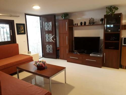Spacious House 100 Metres From The Beach