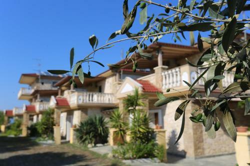 Villa Argo 2 - Beachfront, Big Gardens, Location!