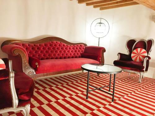 Old Fashion Design Central Apartment