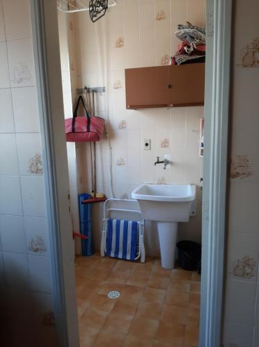 Apartamento Pequeno Com Varanda Praia Grande
