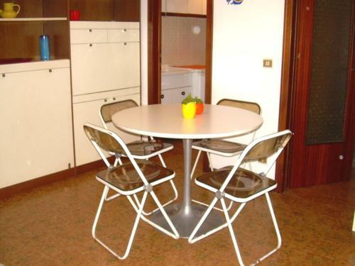 Apartment For 4 People With Shared Pool Close To The Sea